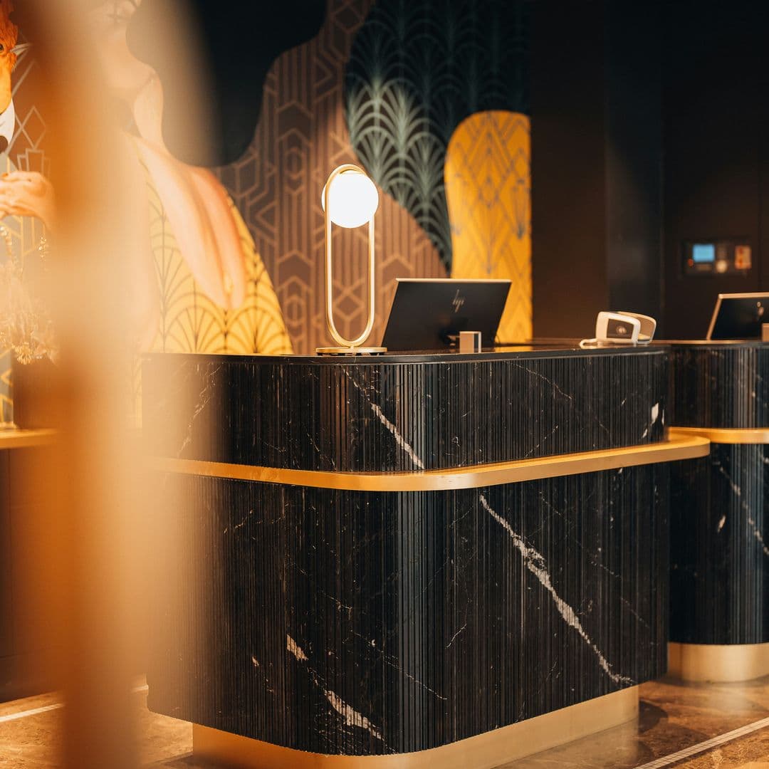 Hotelempfang in schwarzem Marmoroptik