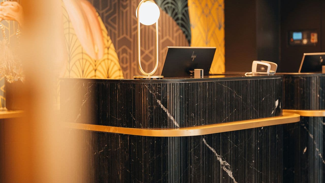 Hotelempfang in schwarzem Marmoroptik