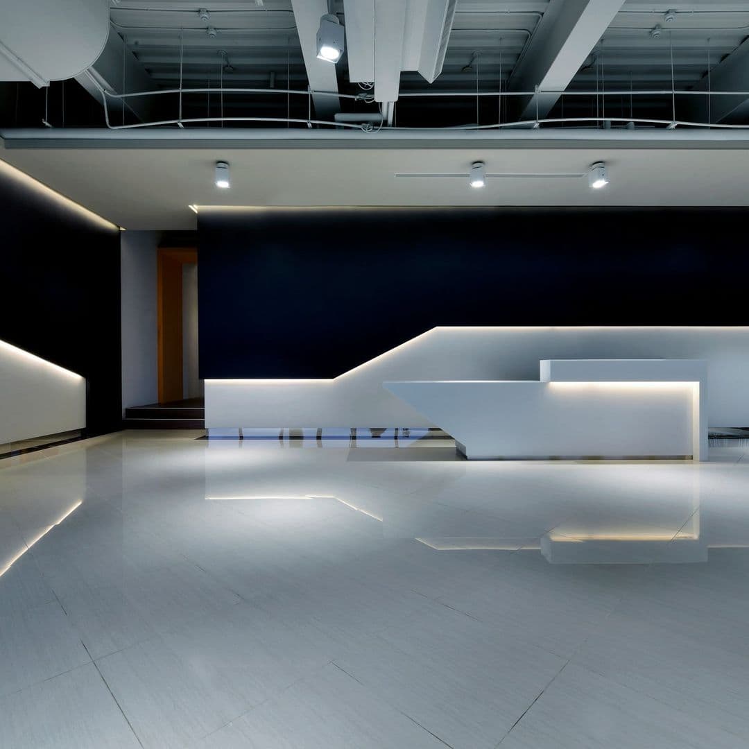 Große Empfangstheke in Weiß