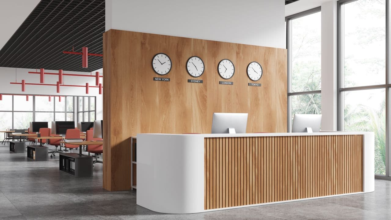 Raumteiler und Empfang in Holz und Weißoptik