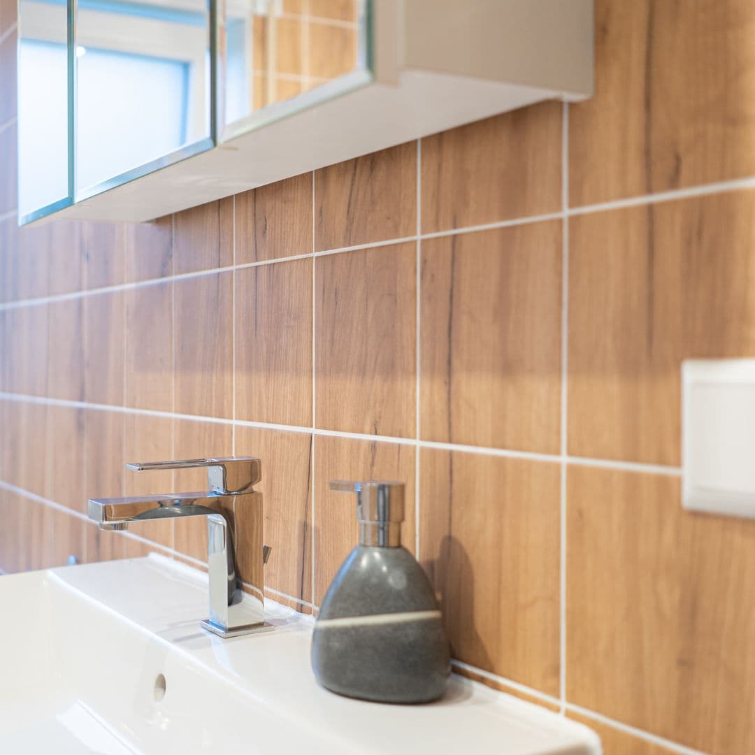 Waschbecken mit Fliesen in Holzoptik