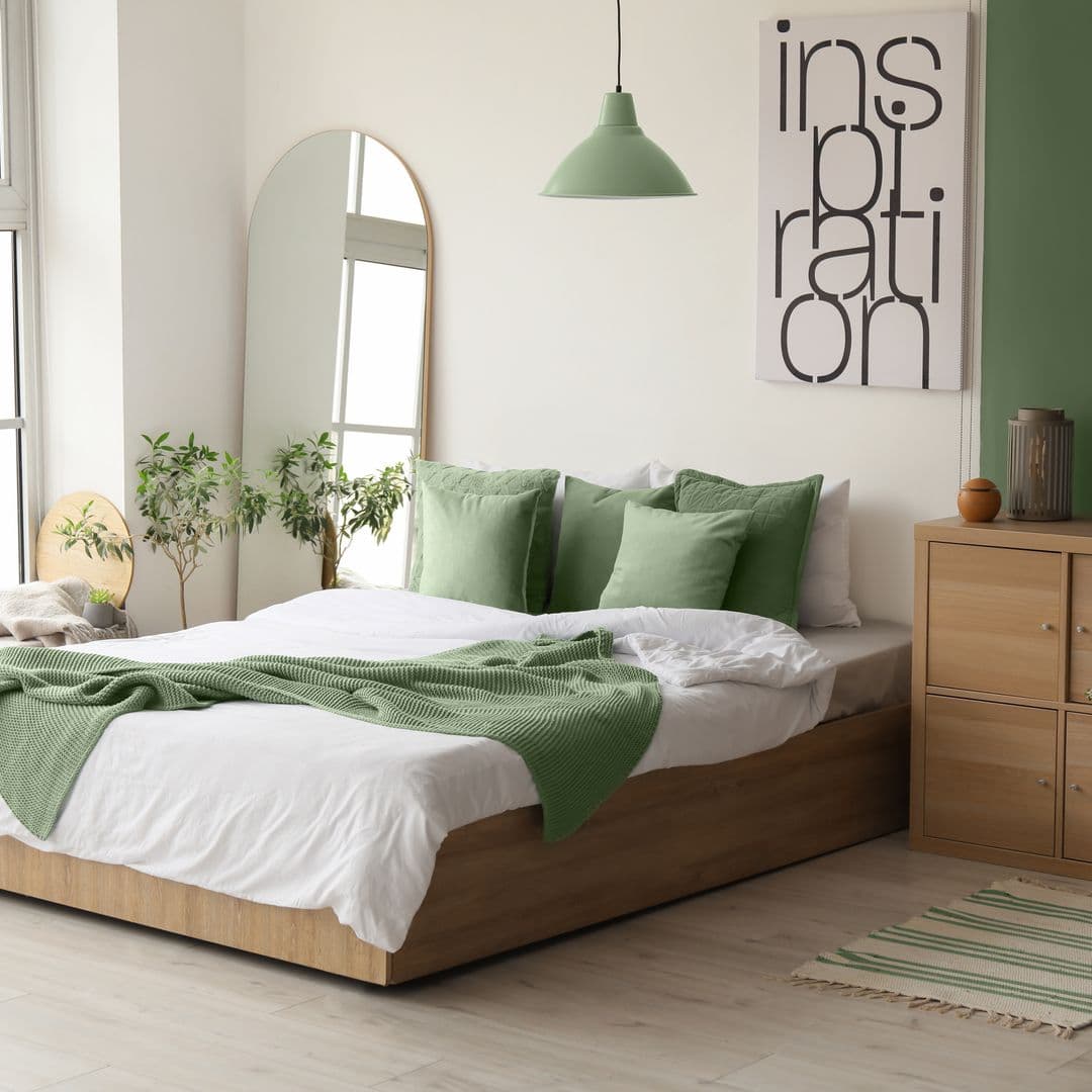 Schlafzimmer mit grünen Details 
