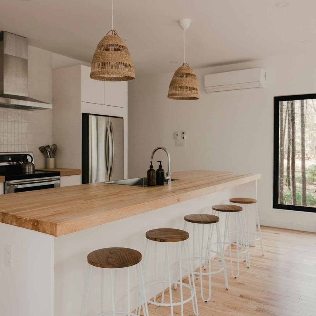 Arbeitsplatte in hellem Holz