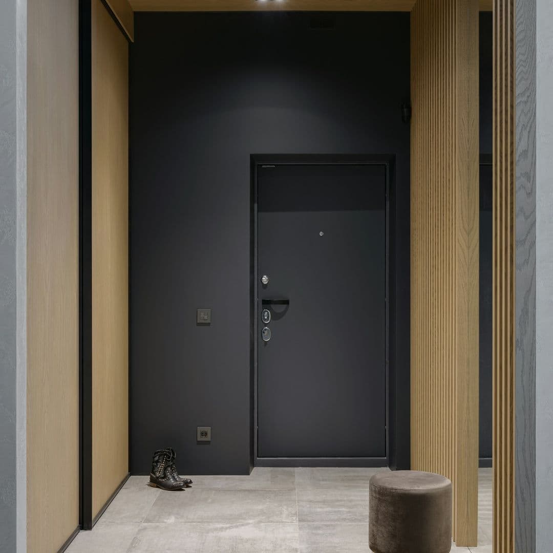 Türe und Wand in Schwarz