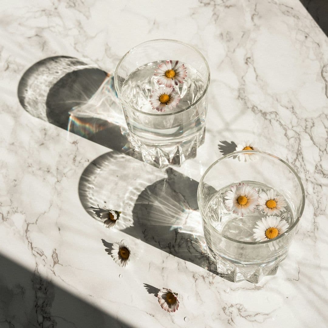 Zwei Gläser auf Marmortisch