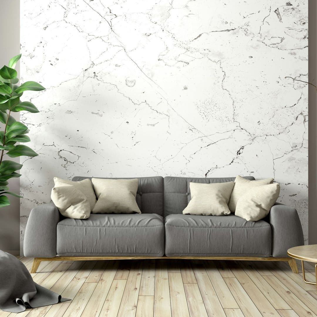 Sofa mit Marmorwand