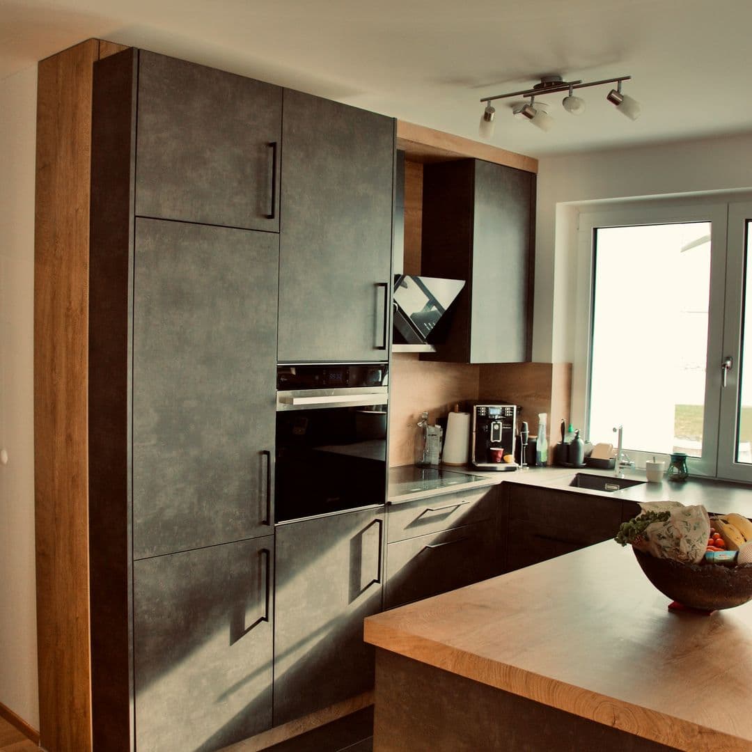 Küche Stone dunkel mit Holz