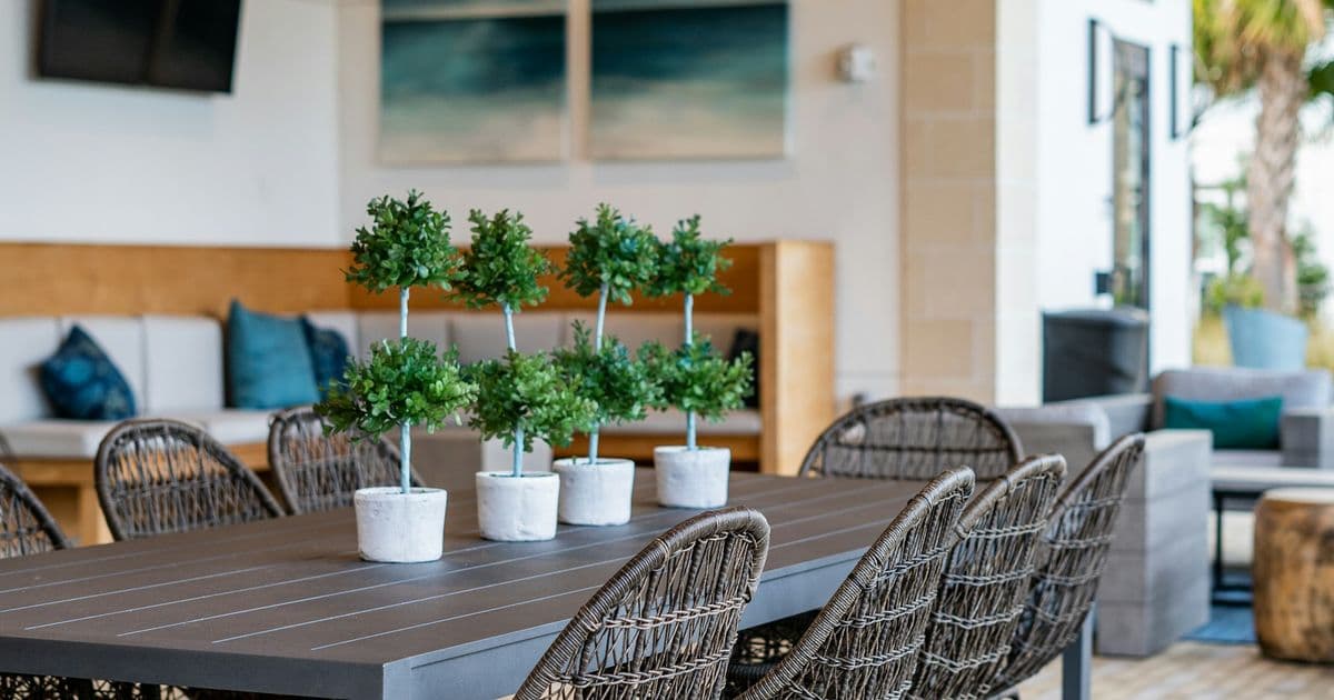 Terasse mit Tisch und Stühlen