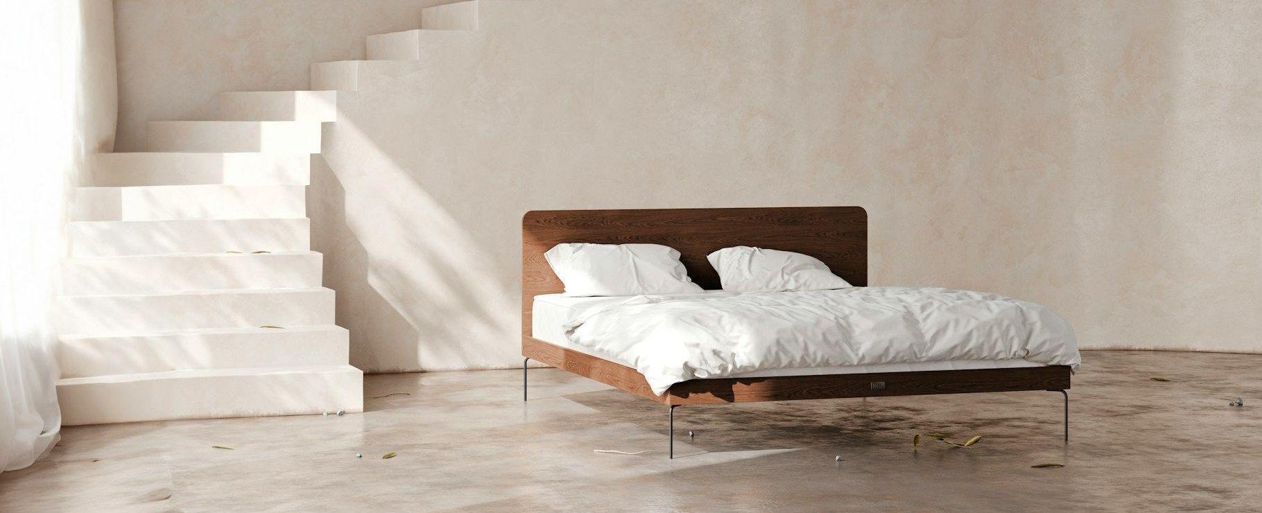 Bett in braun freistehend