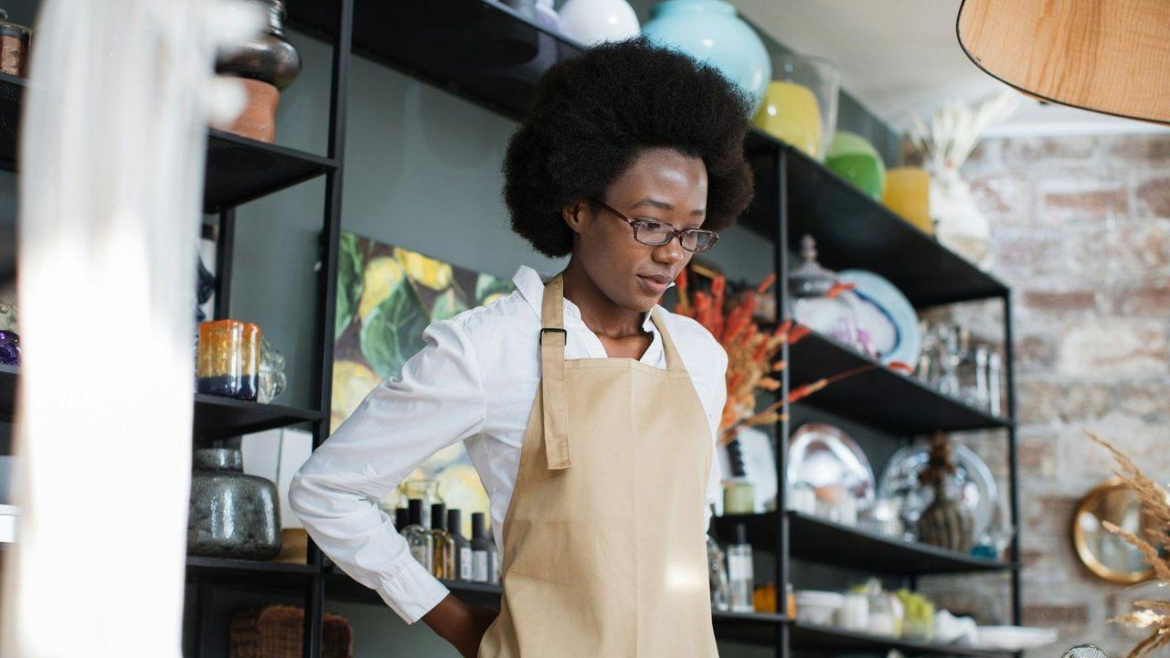 Verarbeiterin vor Regal