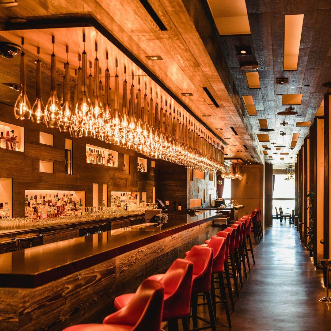 Hotelbar in Holzoptik Grau