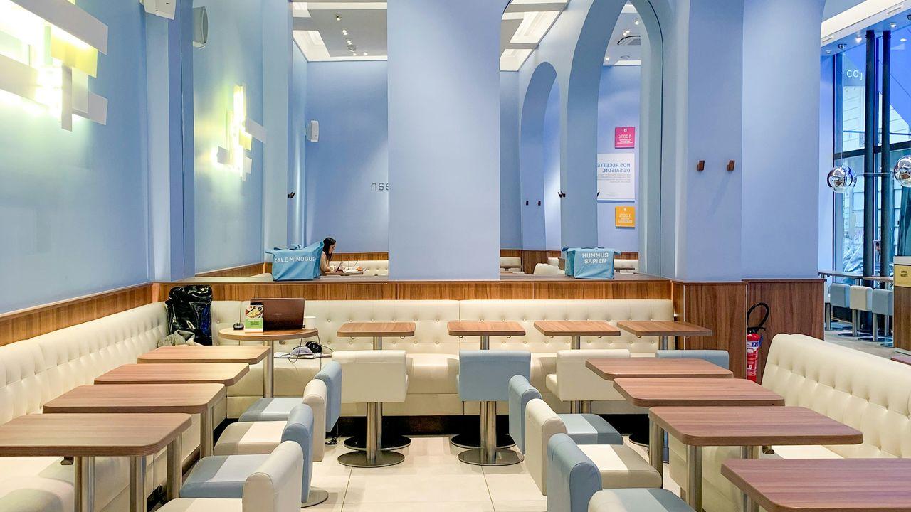 Restaurant mit blauen Wänden und Holztischen