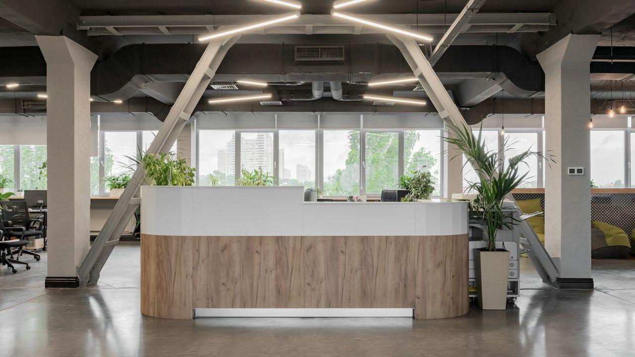 Empfangstheke in Weiß und Holz