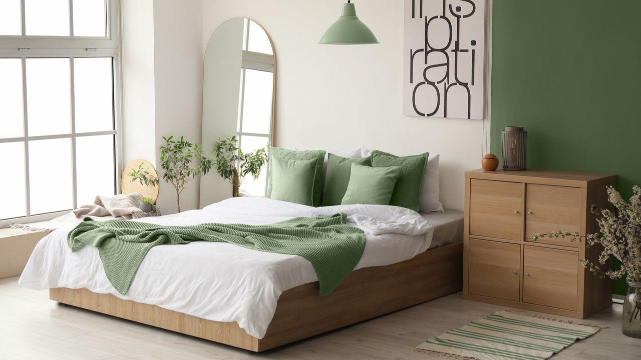 Schlafzimmer mit grünen Details 