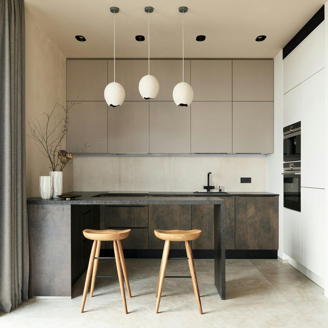 Küche in Creme und Stone Look