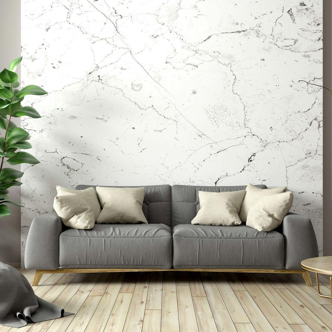 Sofa mit Marmorwand